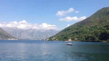 Kotor Montenegro körfezinde yelkenli.