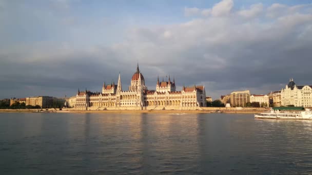 Edificio Del Parlamento Húngaro Parlamento Budapest Por Noche Con Crucero — Vídeo de stock