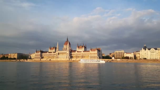 Budova Maďarského Parlamentu Parlament Budapešti Večerních Hodinách Výletní Lodí Projíždějící — Stock video