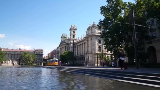 Gelbe Straßenbahn Platz Des Ungarischen Parlaments Budapest Ungarn — Stockvideo