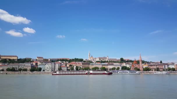 Pohled z Pešti do Buda v Budapešti Maďarsko s kostelem Matthias a výletní loď procházející
