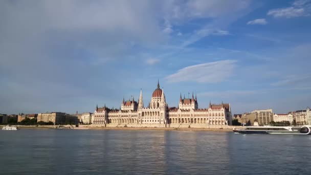 Časová Prodleva Budovy Maďarského Parlamentu Budapešťský Parlament Projíždějícími Výletními Loděmi — Stock video