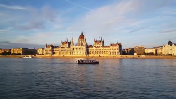 Hungarian Parliament Building Parliament Budapest Evening Light Small Cruise Ship — Stock Video