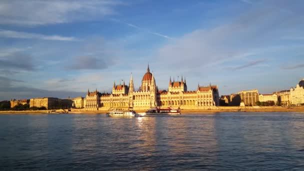 Budova Maďarského Parlamentu Parlament Budapešti Výletními Loděmi Projíždějícími — Stock video