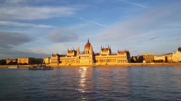 Magyar Parlament Épülete Parlament Esti Fényben Egy Kis Sétahajóval — Stock videók