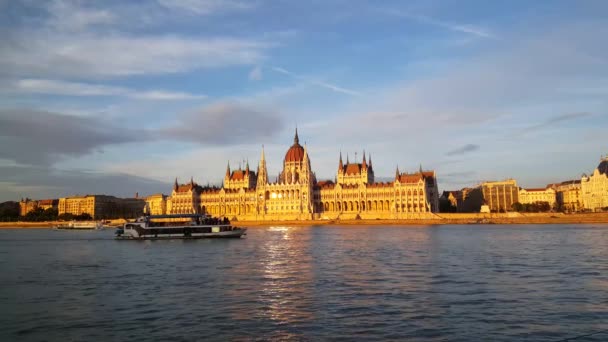 Magyar Parlament Épülete Parlament Budapest Esti Fényben Egy Sétahajóval — Stock videók