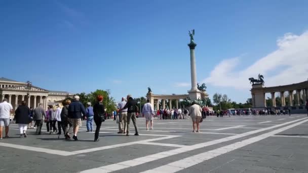 Toeristen Wandelen Heldenplein Boedapest Hongarije — Stockvideo