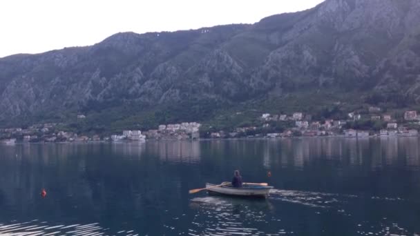 Kotor Montenegro Sandaldaki Adam — Stok video