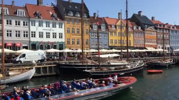 Turistas Barco Deixando Nyhavn New Harbour Copenhague Dinamarca — Vídeo de Stock