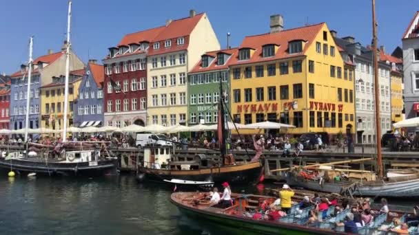 Turisti Barca Arrivo Nyhavn Nuovo Porto Copenaghen Danimarca — Video Stock