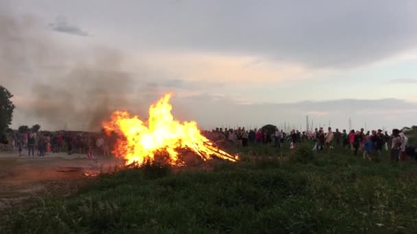 Dán Máglya Egy Boszorkány Hagyományos Elégetésével — Stock videók