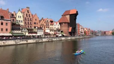 Gdansk Polonya 'daki Motlawa Nehri' nde kano gezisi.