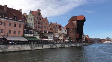 Gdansk 'taki rıhtımın mimarisi Polonya' daki Motlawa Nehri 'nden görüldü.