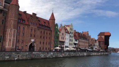 Gdansk 'taki rıhtımın mimarisi Polonya' daki Motlawa Nehri 'nden görüldü.