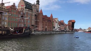 Gdansk 'ta bir korsan gemisiyle limanda mimarlık. Polonya' daki Motlawa Nehri 'nden görüldü.