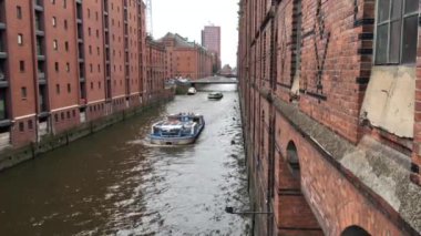Hamburg Almanya 'sında Brooksfleet nehrinde seyir gemileri
