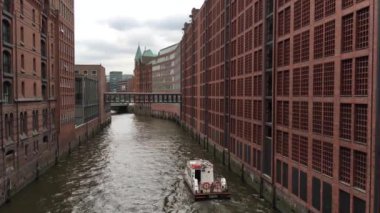 Hamburg Almanya 'sında Brooksfleet nehrinde tekne.