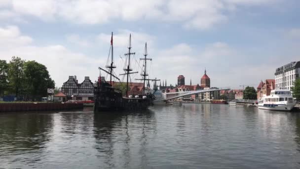 Navio Pirata Que Navega Direcção Cidade Velha Gdansk Polónia — Vídeo de Stock