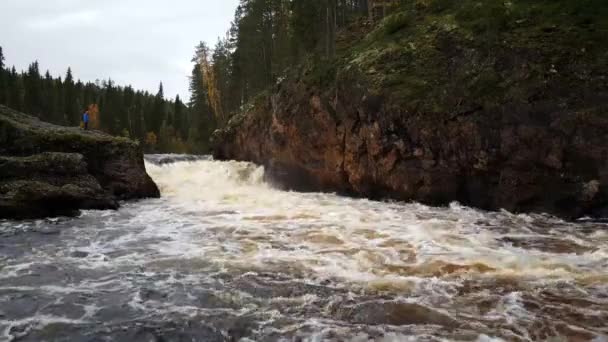 Människan Står Klipporna Bredvid Stor Vattenbäck Oulanka Nationalpark Finland — Stockvideo