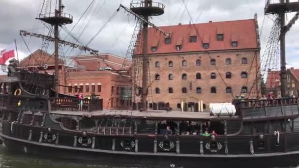 Statek Piracki Przybywający Stare Miasto Gdańska Polska — Wideo stockowe