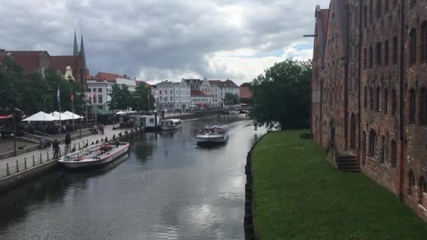 ルベックドイツのトラブ川でのクルーズ船 — ストック動画