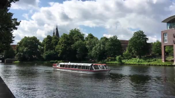 ルベックドイツのトラブ川でのクルーズ船 — ストック動画