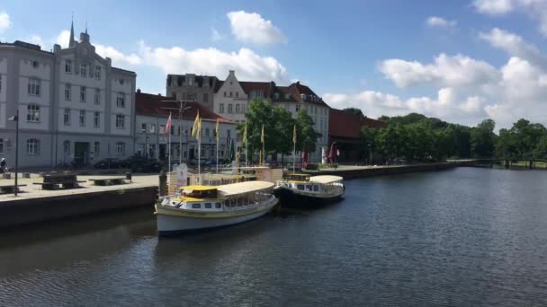 Cruceros Río Trave Alrededor Del Casco Antiguo Lubeck Alemania — Vídeos de Stock