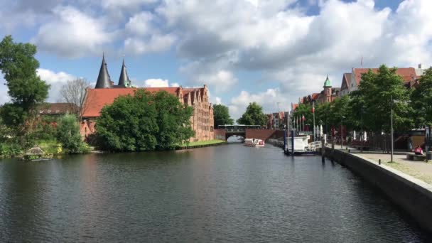 Den Trave Floden Runt Den Gamla Staden Lubeck Tyskland — Stockvideo