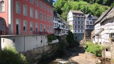 Monschau Almanya 'sında Rotes Haus Anıtı' nın yanındaki nehir.