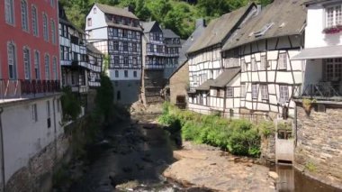 Monschau Almanya 'sında Rotes Haus Anıtı' nın yanındaki nehir.