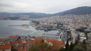 Kavala limanı Yunanistan 'daki Akropoli Kavalas' tan görüldü