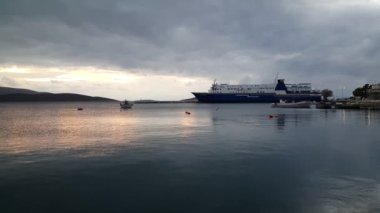 Marmari Yunanistan 'da gün batımında limanda feribot