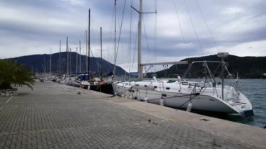Yunanistan 'ın Lefkada Limanı' nda modern yelkenliler