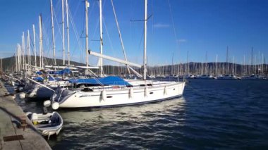 Yunanistan 'ın Lefkada Limanı' nda modern yelkenliler