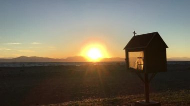 Rovies Yunanistan 'da bir kandilakia ile plajda gün batımı