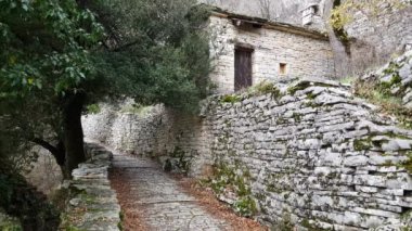 Yunanistan 'ın Monodendri kentindeki cadde