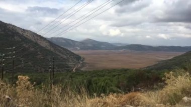 Yunanistan 'daki limni distos gölünün etrafındaki elektrik kabloları