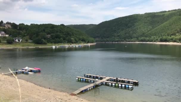 La rivière Rur dans le parc national de l'Eifel Allemagne 
