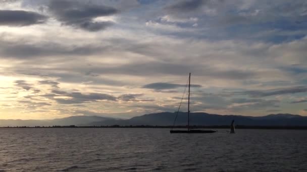 Solnedgång Och Segelbåt När Lämnar Keramoti Grekland — Stockvideo