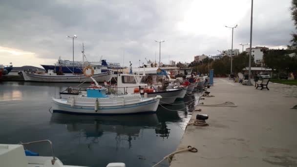 Fiskebåtar Hamnen Marmari Grekland — Stockvideo