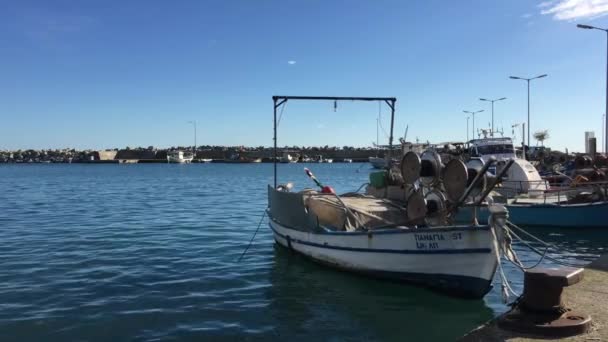 Fiskebåtar Platamon Greklands Hamn — Stockvideo