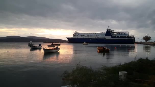 Marmari Yunanistan Gün Batımında Limanda Feribot — Stok video