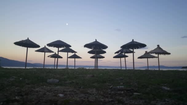 Ombrelloni Sulla Spiaggia Nees Pagases Durante Tramonto Grecia — Video Stock