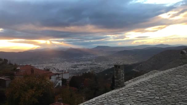 Čas se krátí od slunce svítí nad městem Volos v Řecku