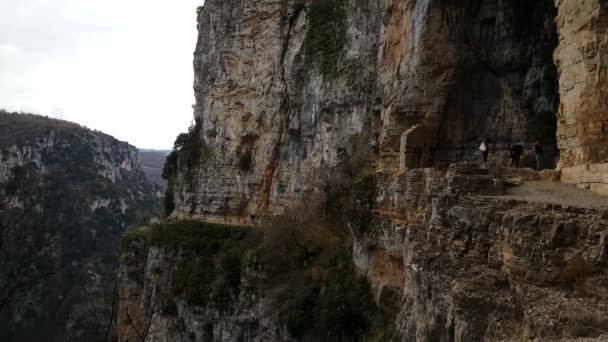 Lidé Klášteře Svatého Paraskeviho Opuštěném Klášteře Zagori Řecku — Stock video