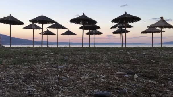 Parasols Nees Pagases Strand Bij Zonsondergang Griekenland — Stockvideo
