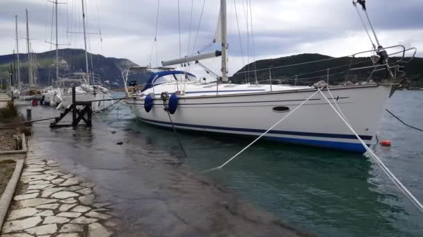 希腊莱夫卡达港的现代帆船 — 图库视频影像