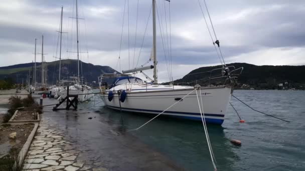 希腊莱夫卡达港的现代帆船 — 图库视频影像