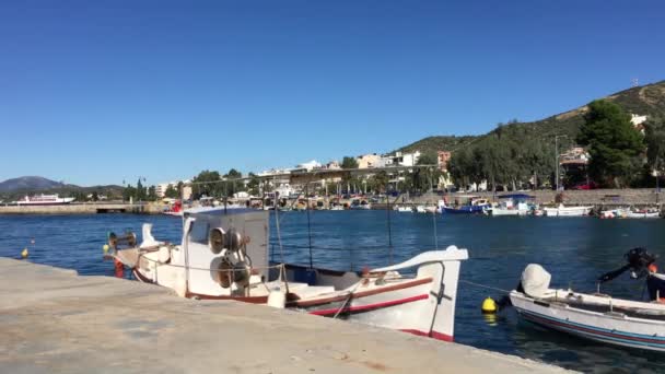 Fiskebåtar Hamnen Loutra Edipsou Grekland — Stockvideo