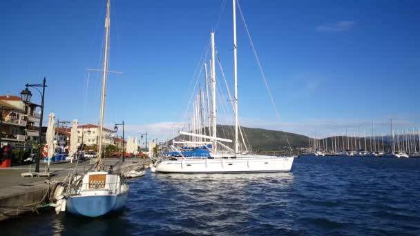 希腊莱夫卡达港的帆船和林荫大道 — 图库视频影像